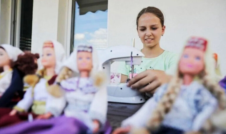 Esma Gljiva: 11-Jährige verwandelt Barbies in bosnische Kulturschätze!