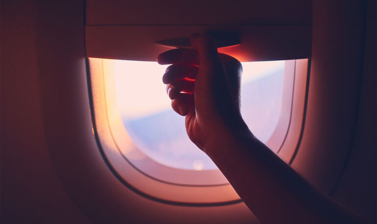Warum ihr bei Start und Landung unbedingt die Sonnenblenden öffnen solltet!