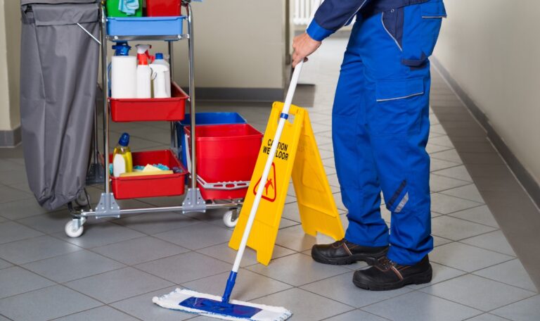 Hausmeister bezieht 7 Jahre Gehalt ohne zu arbeiten: Gericht fordert 137.000 Euro