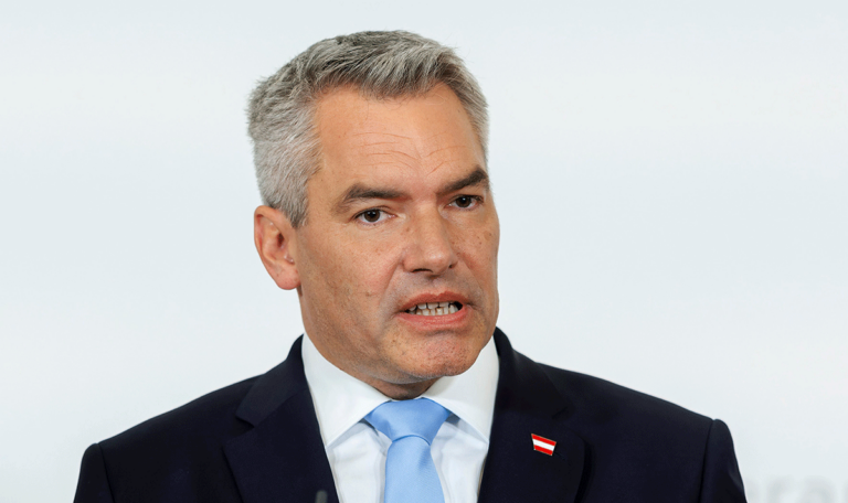 Bis zu 9.000 Euro Gage: Nehammer schafft gut bezahlte Berufe