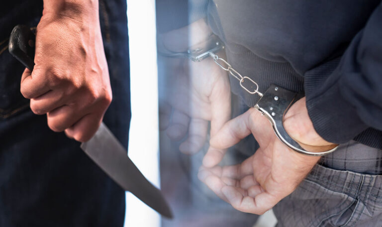 Schock: Mann sticht sich selbst ins Bein und beschmiert Partnerin mit Blut
