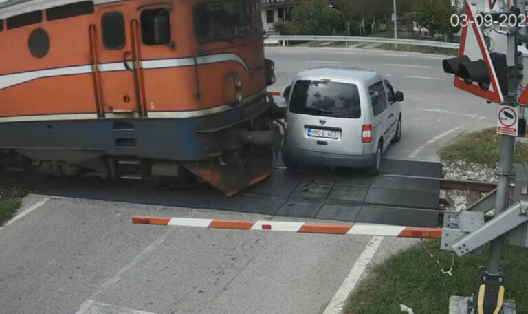 Dramatischer Zwischenfall an Bahnübergang: Zug kollidiert mit Auto (VIDEO)