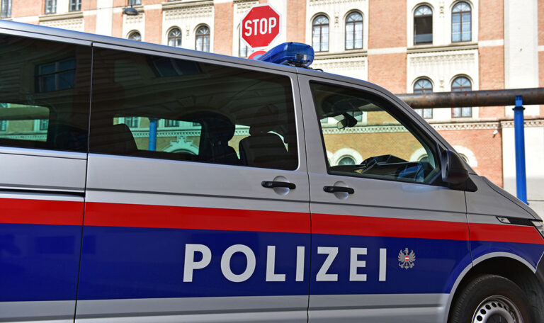Situation eskaliert: Mann attackiert Polizisten
