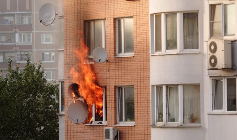 Verheerende Explosion: Wohnungseigentümer stirbt, zwei Verletzte