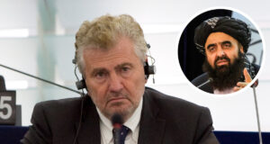 Andreas Mölzer, ehemaliger FPÖ-Abgeordneter im EU-Parlament. Afghanischer Außenminister Amir Khan Muttaqi. (FOTO: EPA/IAN LANGSDON/EPA-EFE/STR)