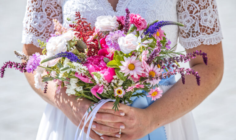 Frau spart 20 Jahre auf Hochzeit und heiratet sich selbst