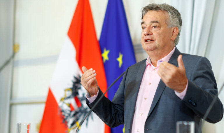 FPÖ-Anfrage an Kogler wegen „Fotzenschleim Power“ (FOTO)