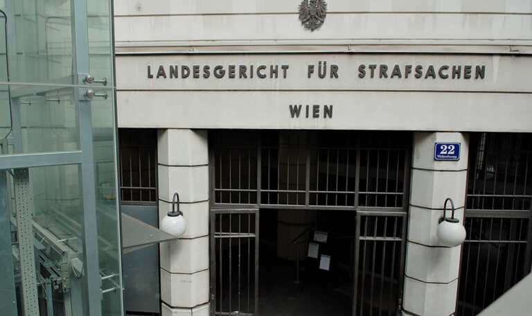 Bruder schlägt auf Schwester ein, weil sie zur Schule gehen wollte