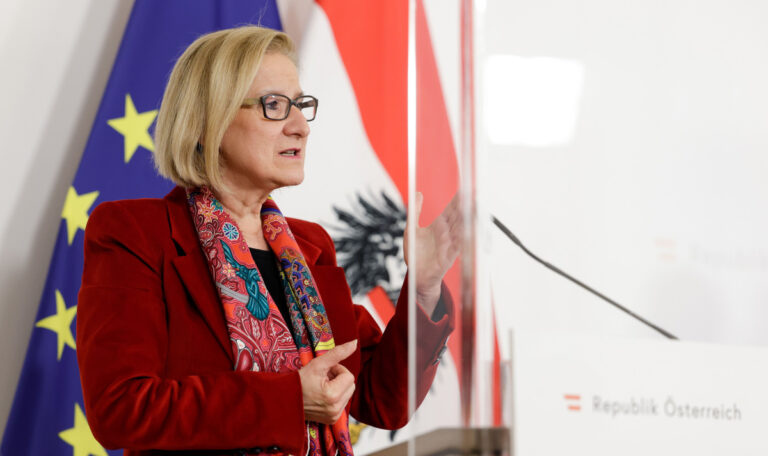 Mikl-Leitner zieht Zwischenbilanz: Asyl-Bezahlkarte und 40 Prozent mehr Ausländer