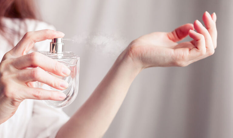 Genialer Trick: So hält euer Parfum den ganzen Tag