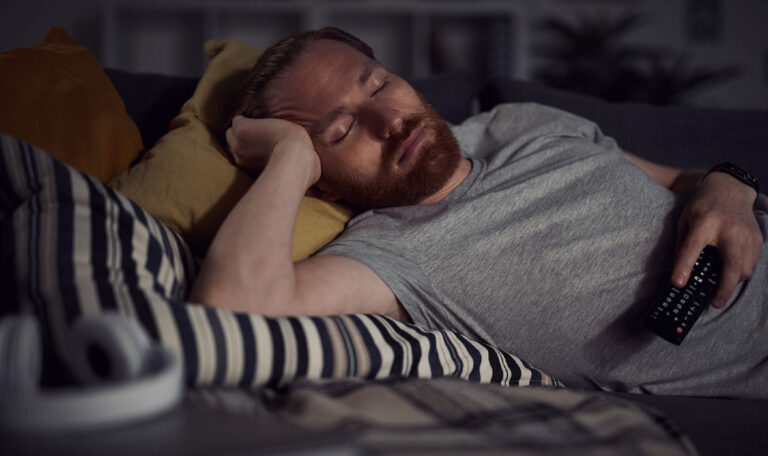Ärzte schlagen Alarm: Deshalb solltet ihr niemals vor dem Fernseher einschlafen!