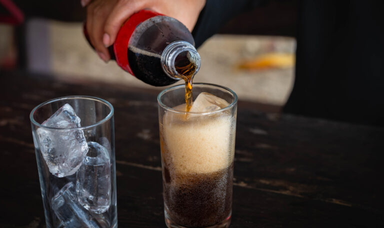 Schlafstörungen, Reizbarkeit, Kopfschmerzen: Cola-Sucht und die verheerenden Folgen