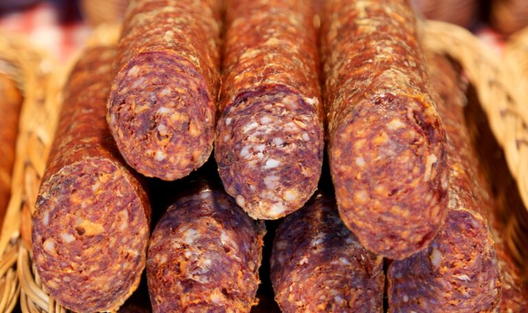 Gesundheitsrisiko: Kroatische Behörde warnt vor Salmonellen in Fleischprodukt