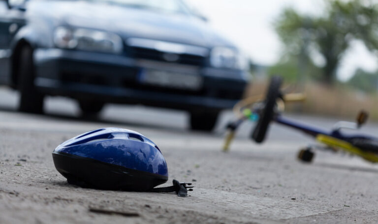 Kind von Auto erfasst – Fahrer flüchtet