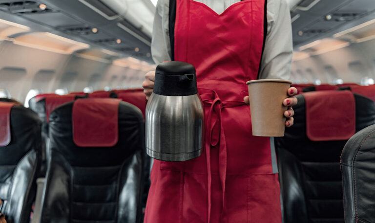Darum solltest ihr im Flugzeug keinen Kaffee trinken