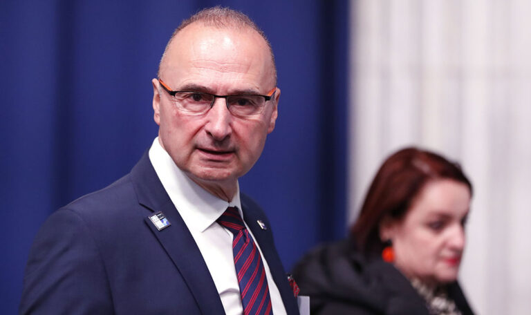 Kuss für Baerbock: Heftige Kritik an Kroatiens Außenminister