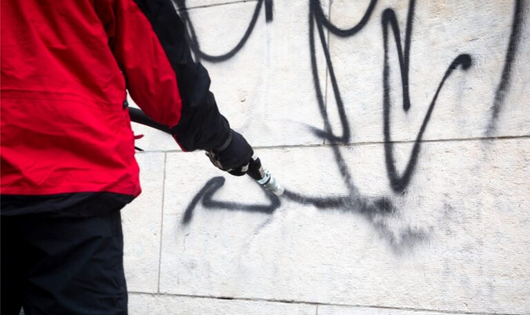Hakenkreuze-Serie erschüttert Wien: 24-Jähriger stellt sich