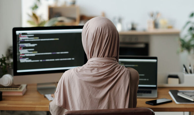 Klare Ansage: Kopftuch am Arbeitsplatz darf verboten werden!
