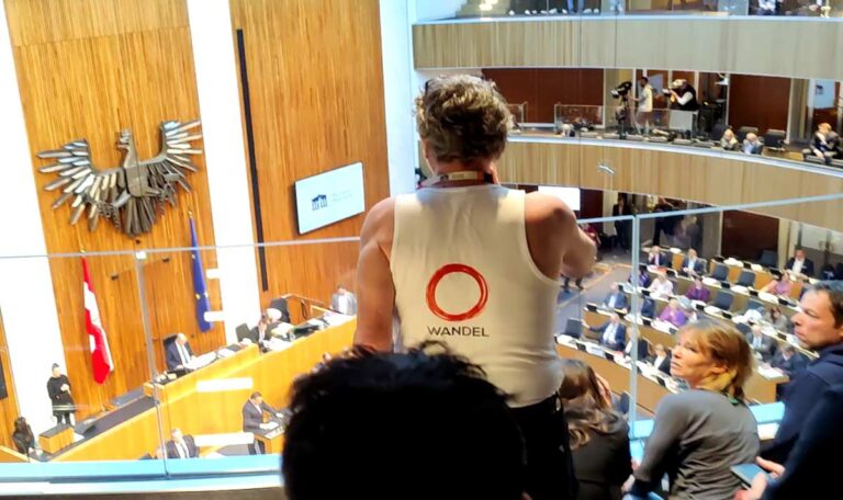 Harakiri-Budget im Parlament: Mindespensionist sorgt für Aufsehen