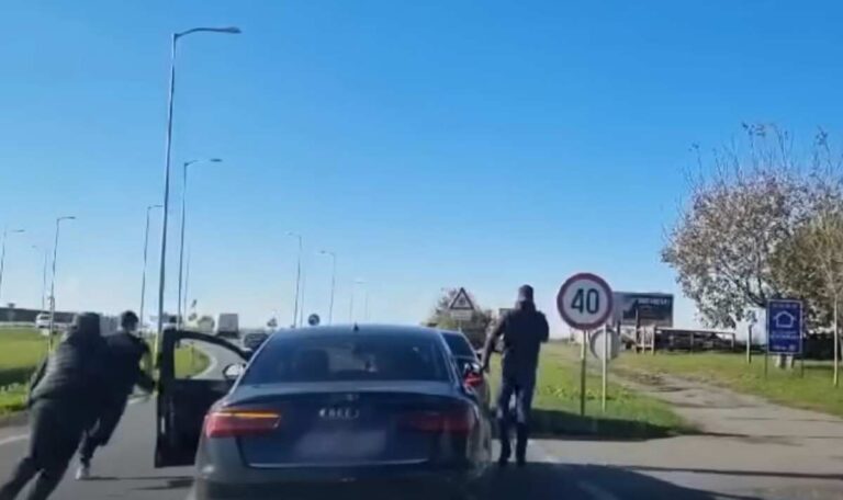 Serbisches Kennzeichen Ziel eines Angriffs – Polizei schaut tatenlos zu (VIDEO)