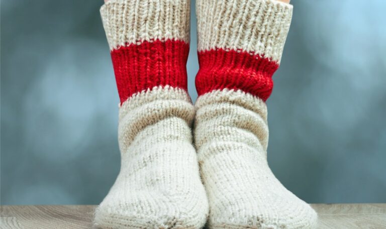 Balkan-Omas Stricksocken werden zum Modehit 2024