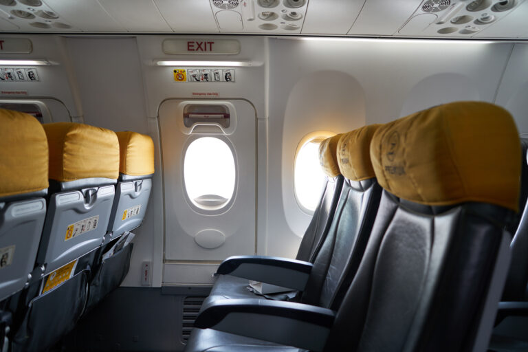 Passagier versucht während dem Flug die Nottür zu öffnen (VIDEO)