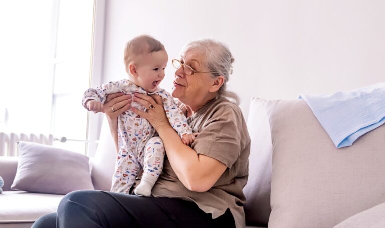 Mutter in Not: Oma als Babysitter verlangt Geld