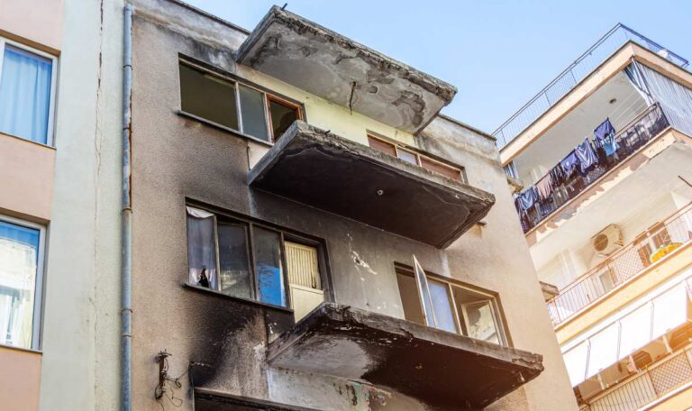 Heldentat: Albaner rettet serbische Frau aus brennendem Haus (FOTO)