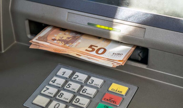 Bank überweist Kunden statt 270 Euro versehentlich 77 Billionen Euro