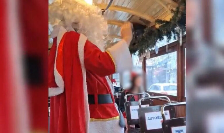 Weihnachtsmann singt Kriegslied von Thompson in Straßenbahn (VIDEO)