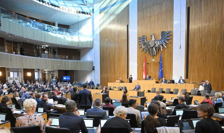 Steigende Politikergehälter: Nationalratsabgeordnete erhalten mehr Gehalt