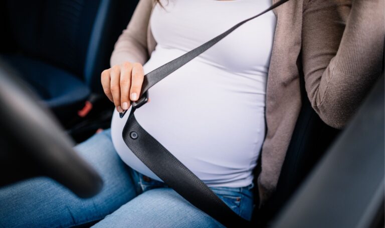 Schockierende Tests: Darauf müssen Schwangere beim Autofahren achten