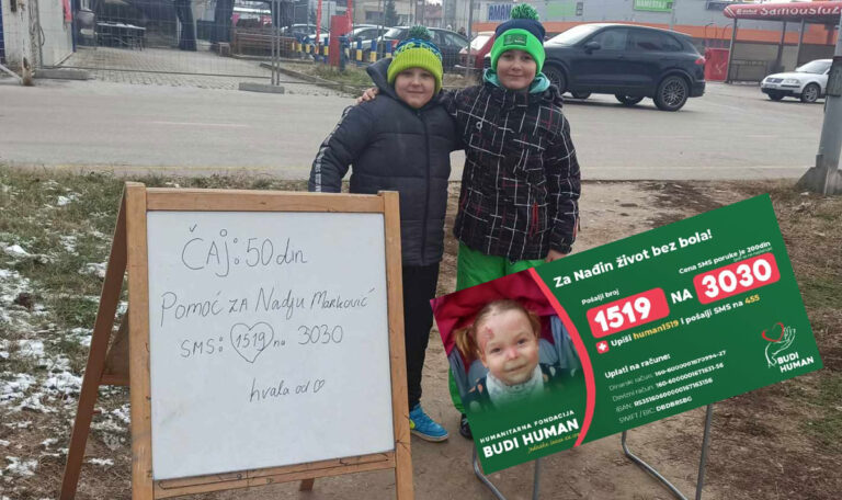Spende für kranke Nadja: Zwei kleine Helden verkaufen Tee für 40 Cent!