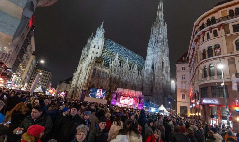 Serbische Volkslieder ertönen zu Silvester am Stephansplatz (VIDEO)