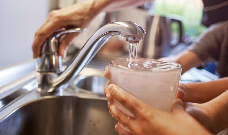 Trinkwasserqualität: Was tun, wenn das Wasser merkwürdig riecht?