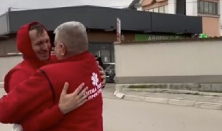 Freudentränen: Vater erfährt nach 7 Jahren von der Rückkehr seines Sohnes aus Amerika! (VIDEO)