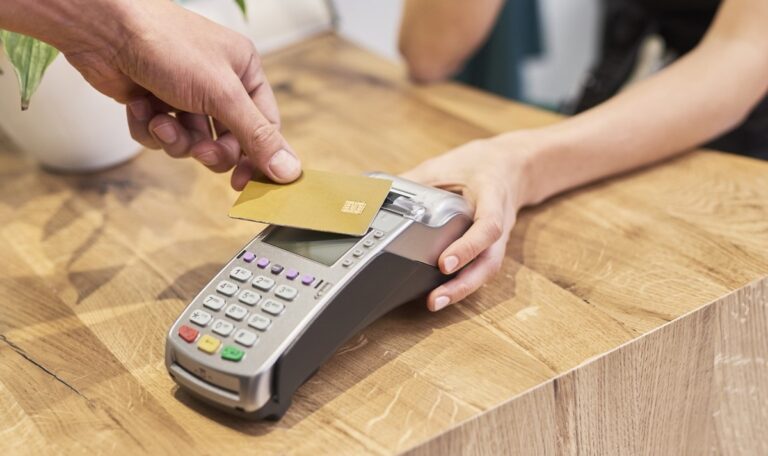 Karte statt Bargeld: Flüchtlinge reisen bereits ab