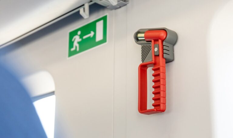 Mann schlägt in ÖBB-Zug mit Nothammer um sich