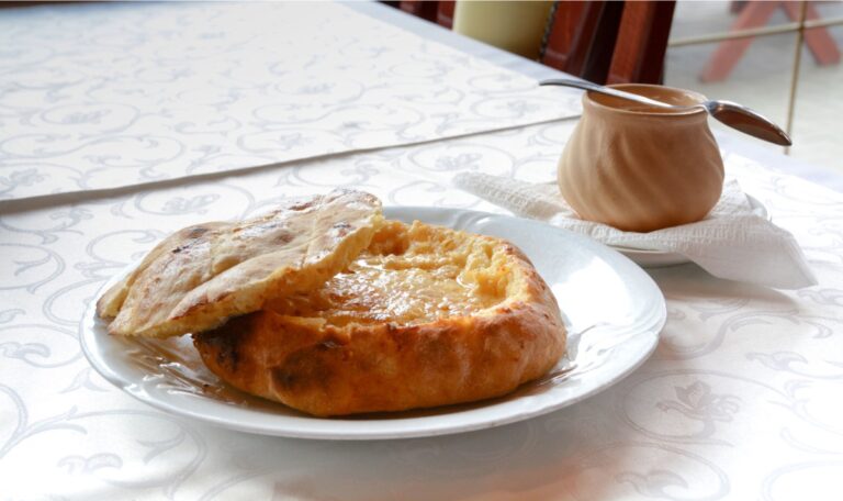 In dieser serbischen Kneipe wird das beste Frühstück der Welt serviert!