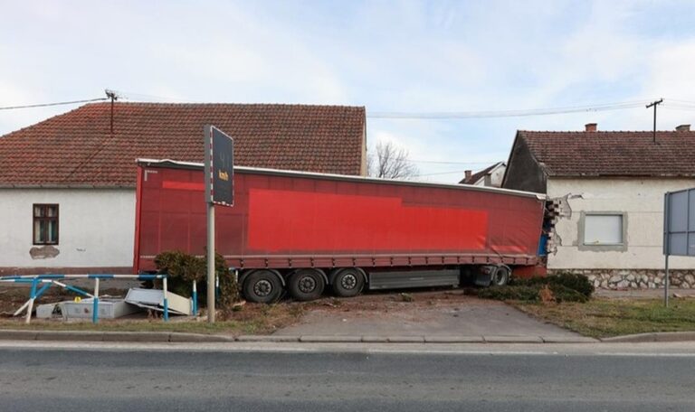 Kroatien: Mädchen überlebt LKW-Crash ins Kinderzimmer (VIDEO)