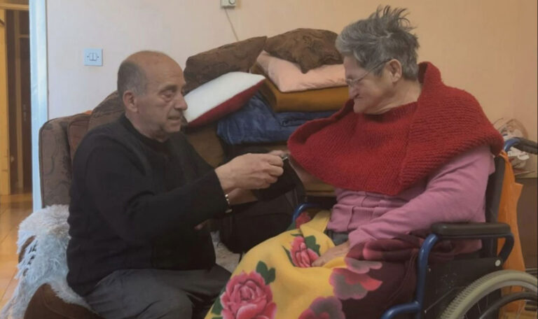 Ehemann trägt seine kranke Frau auf Händen