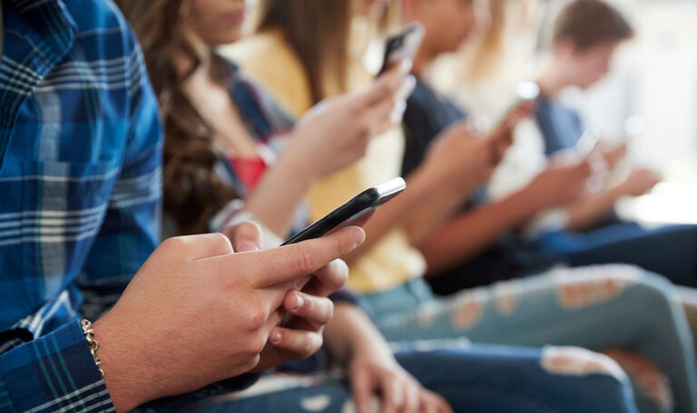 FIX: Handyverbot an Schulen – auch in der Pause