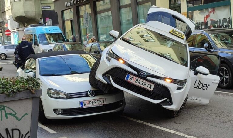 Uber fährt auf anderes Auto und bleibt einfach stehen
