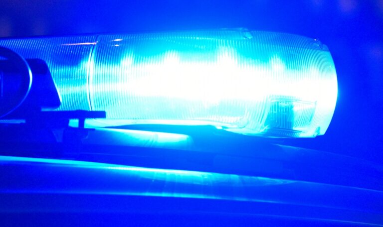 Mehrere Verletzte: Polizeiauto rast in Bim-Haltestelle