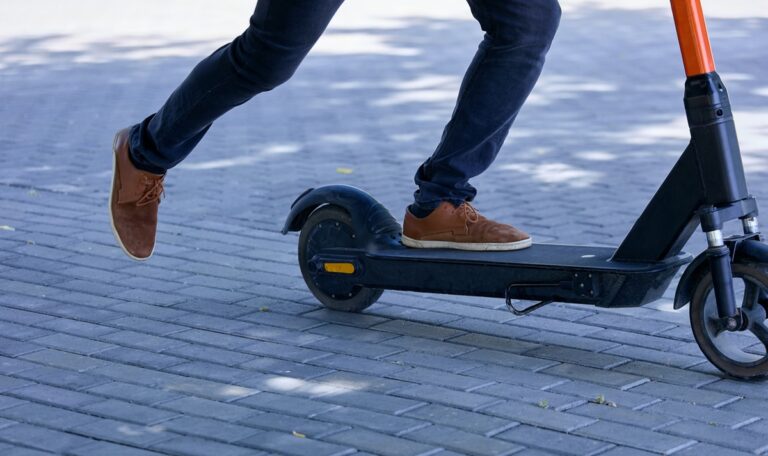 „Soll Respekt lernen“: Jugendliche rasen Frau mit E-Scooter nieder