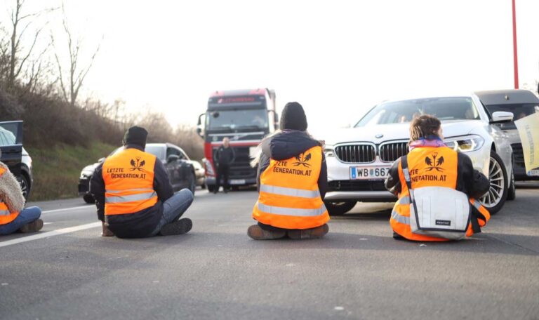Achtung Autofahrer! Klimakleber legen Wiener Verkehr erneut lahm