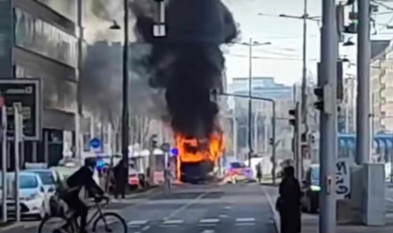 Beč u dimu: Izgoreo autobus u blizini Pratersterna (VIDEO)