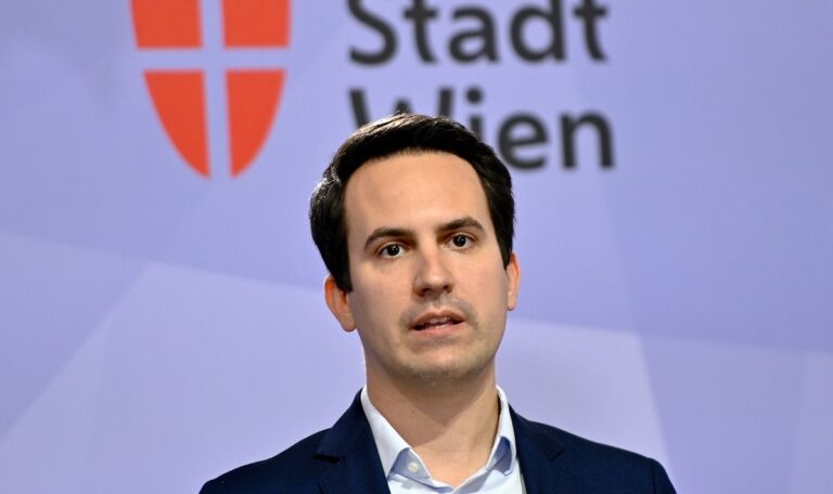Wiederkehr: 1.000 Euro Strafe für Eltern von „Problemschülern“