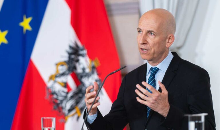 Fachkräftemangel: Kocher plant Verdoppelung der Rot-Weiß-Rot-Karte in Österreich