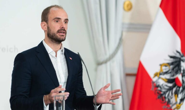 Staatssekretär Tursky (ÖVP) tritt vorzeitig ab: Kritik an „Doppelfunktion“